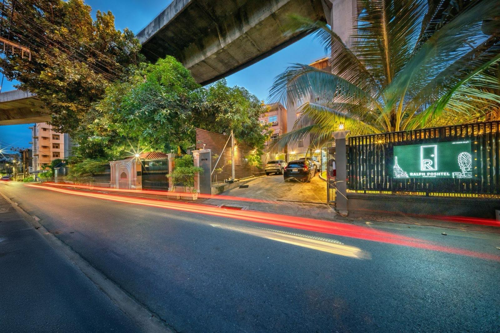 RALPH Poshtel Pratunam entrance at dusk